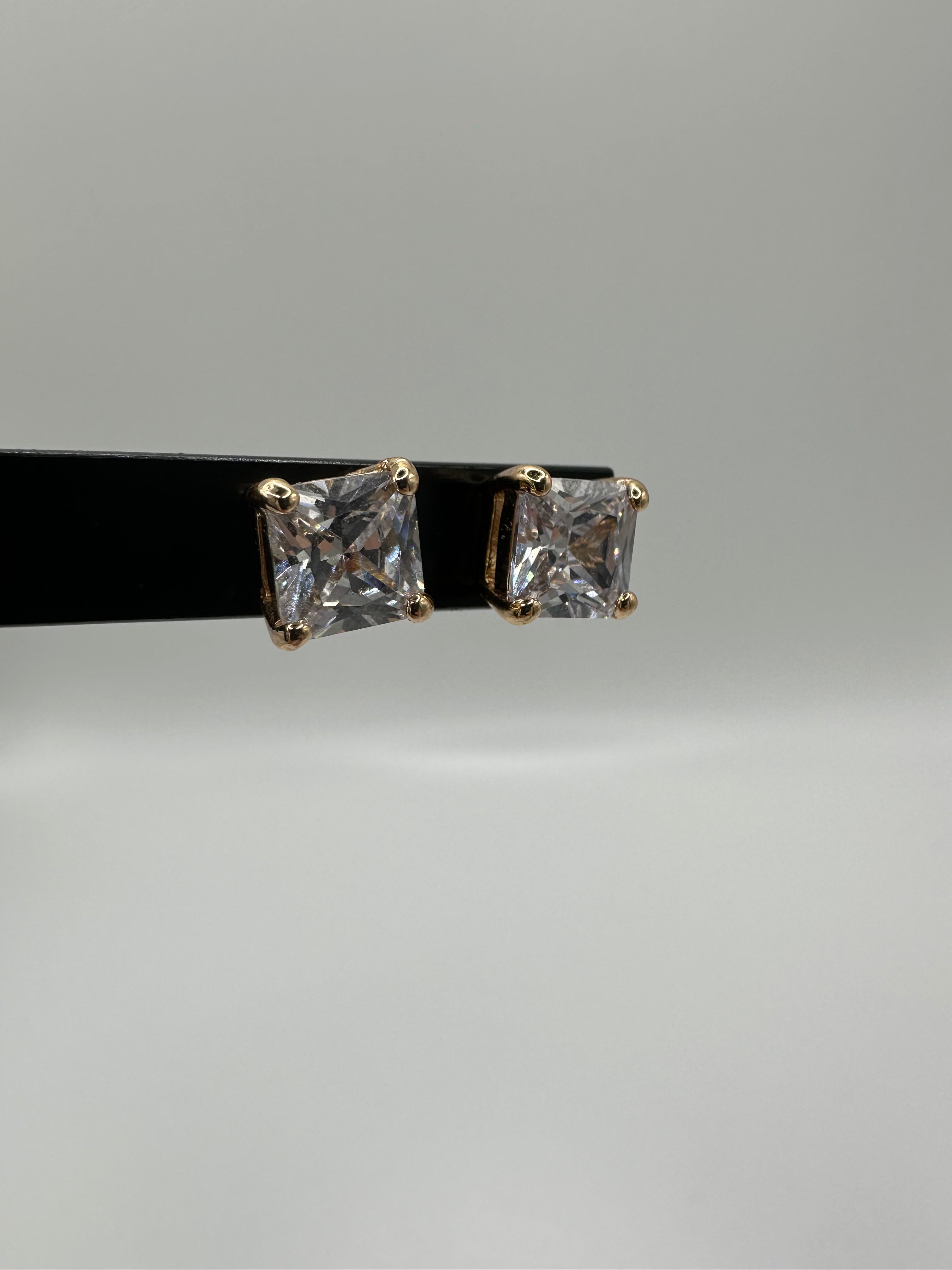 ORECCHINO PUNTO LUCE QUADRATO ORO