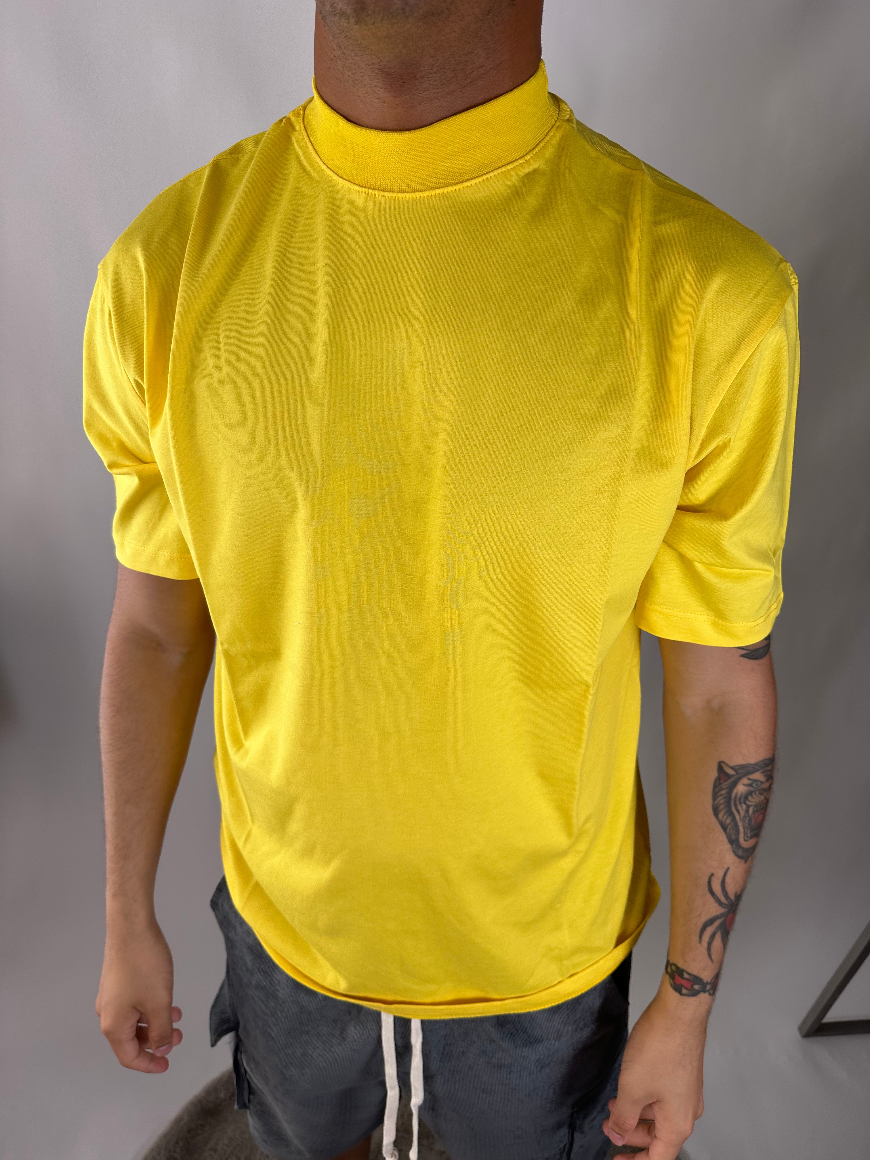 T-SHIRT COLLO ALTO Gialla