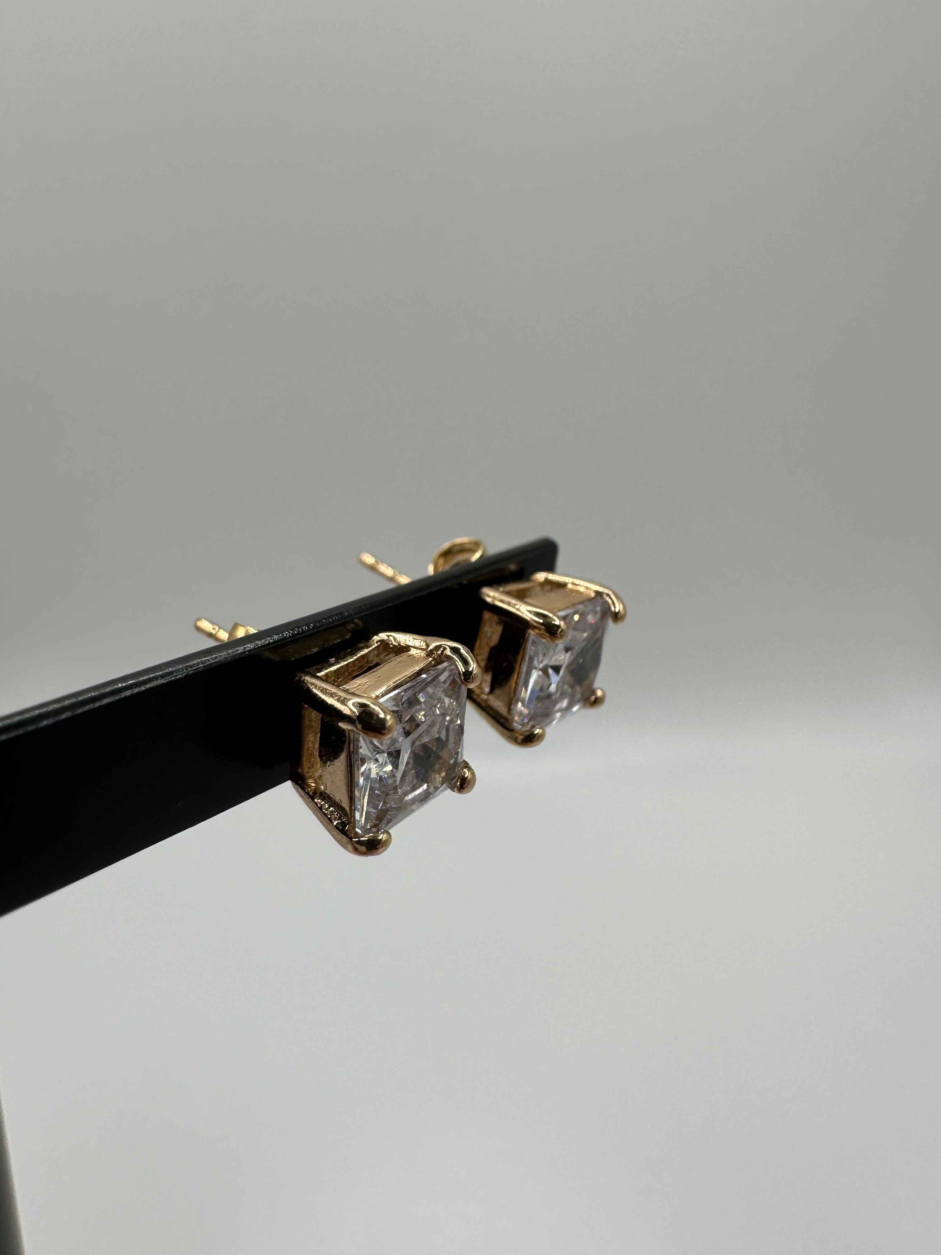 ORECCHINO PUNTO LUCE QUADRATO ORO