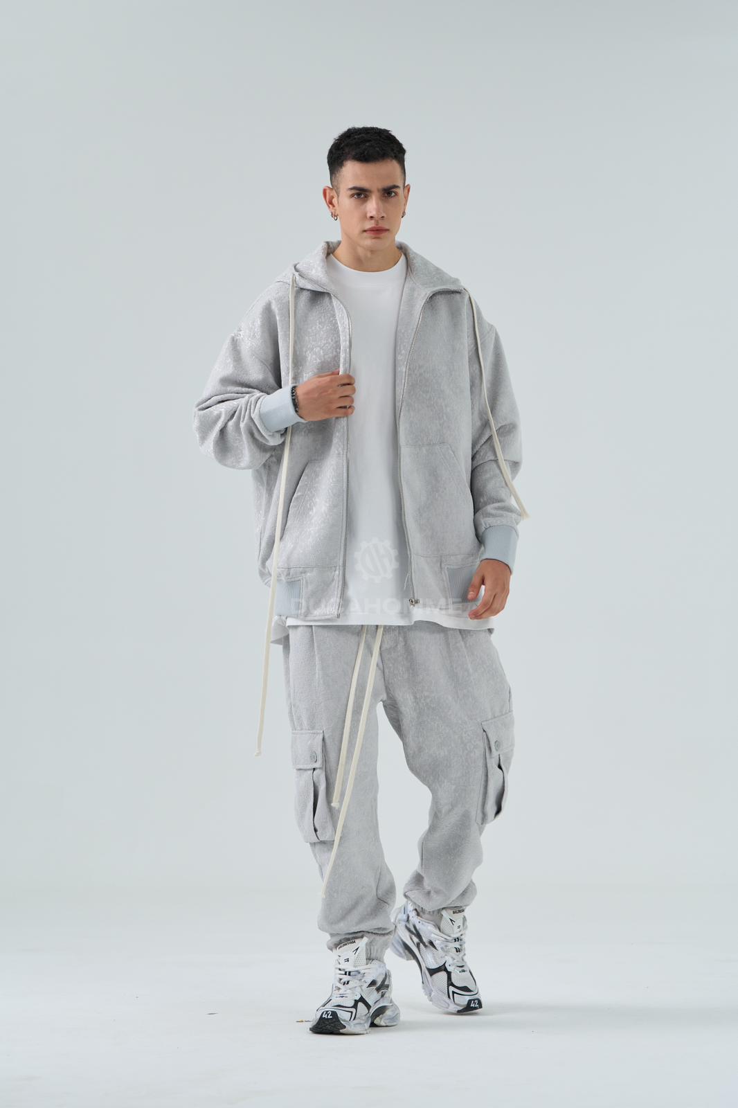 Completo Sartoriale Ricamato Similar Versacë con Cappuccio